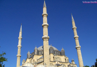 Üç Şerefeli Cami